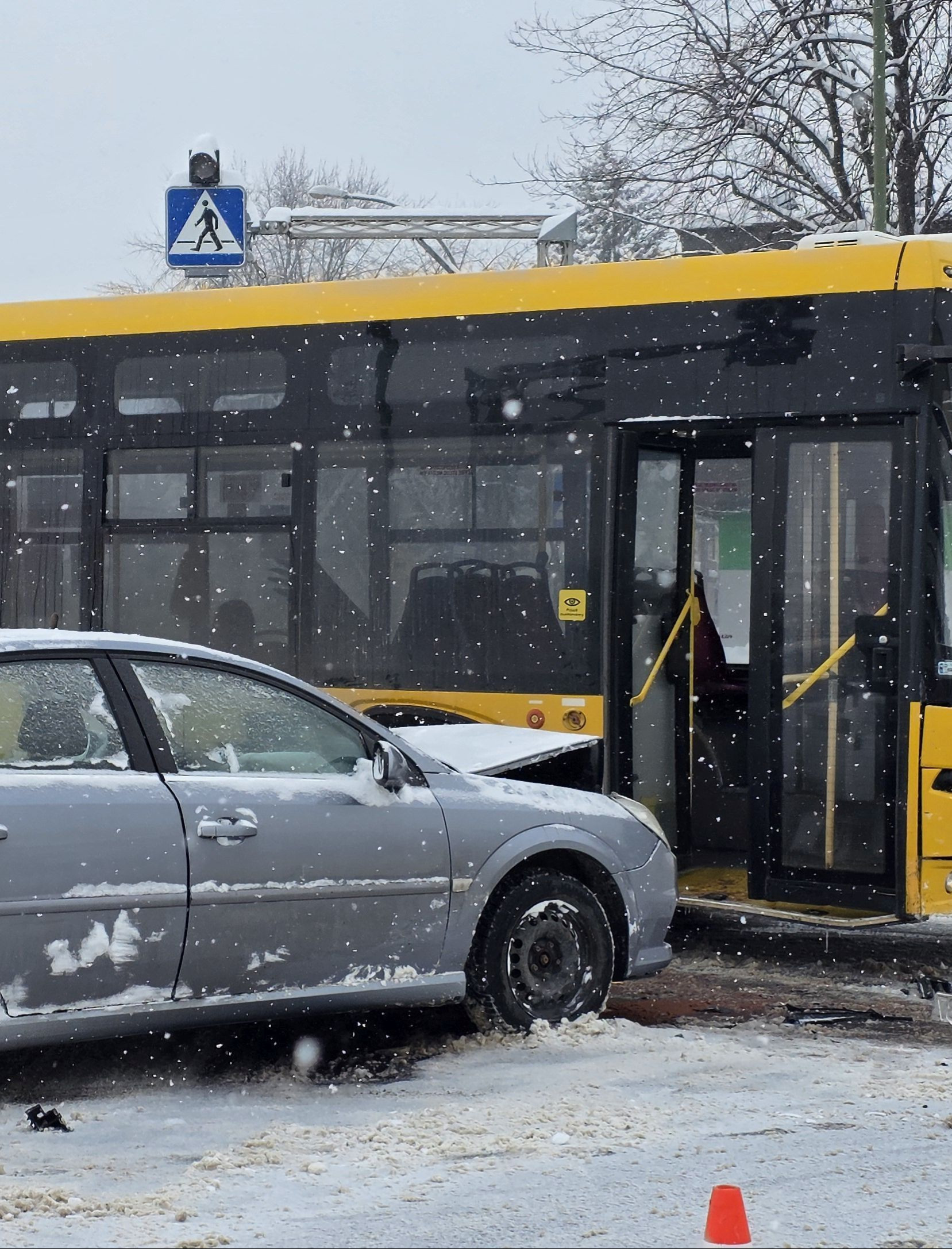 SANOK: Zderzenie autobusu miejskiego z osobówką. Jedna osoba ranna [VIDEO, ZDJĘCIA]