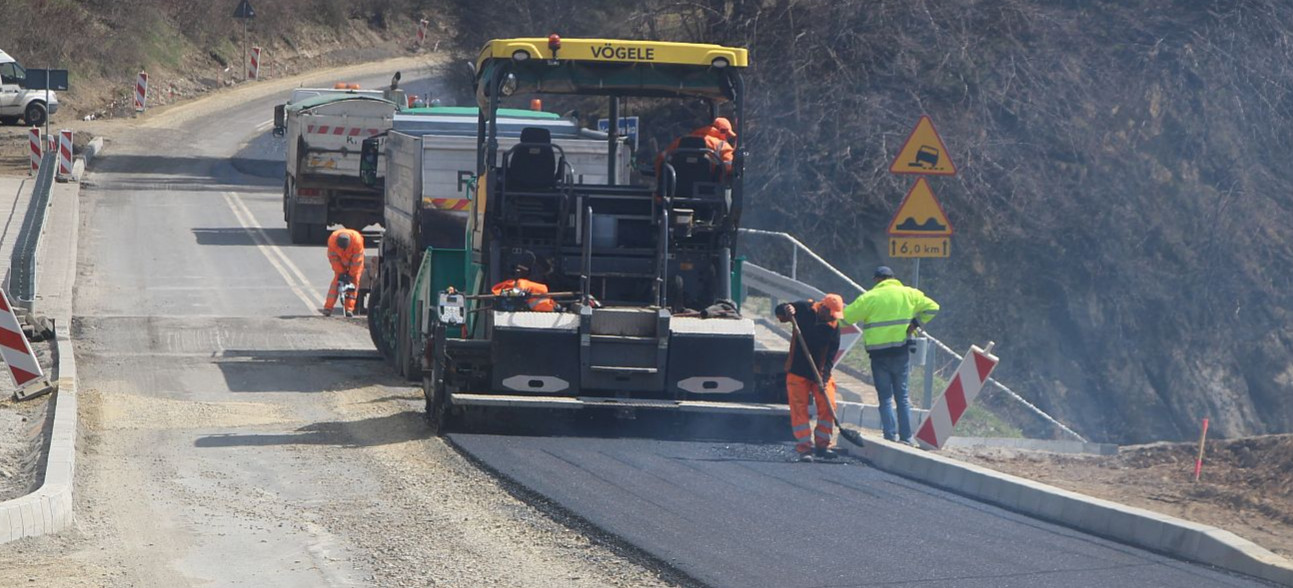 Wielki remont drogi w Bieszczadach. Szybkie tempo prac, spore utrudnienia (ZDJĘCIA)