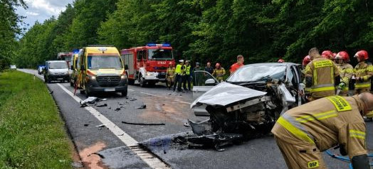 TRAGEDIA W GŁOGOWIE MAŁOPOLSKIM! Czołowe zderzenie BMW z Kią. Dwie osoby zginęły na miejscu [ZDJĘCIA]