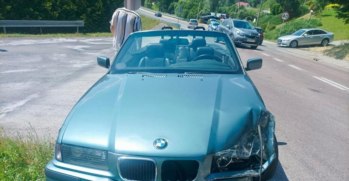 Nietrzeźwy kierowca bmw z sądowym zakazem, doprowadził do kolizji