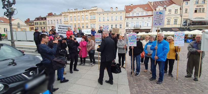 Awantura w ratuszu, Grzegorz Braun nie założył maseczki. Na Rynku protestowali działkowcy (FOTO)
