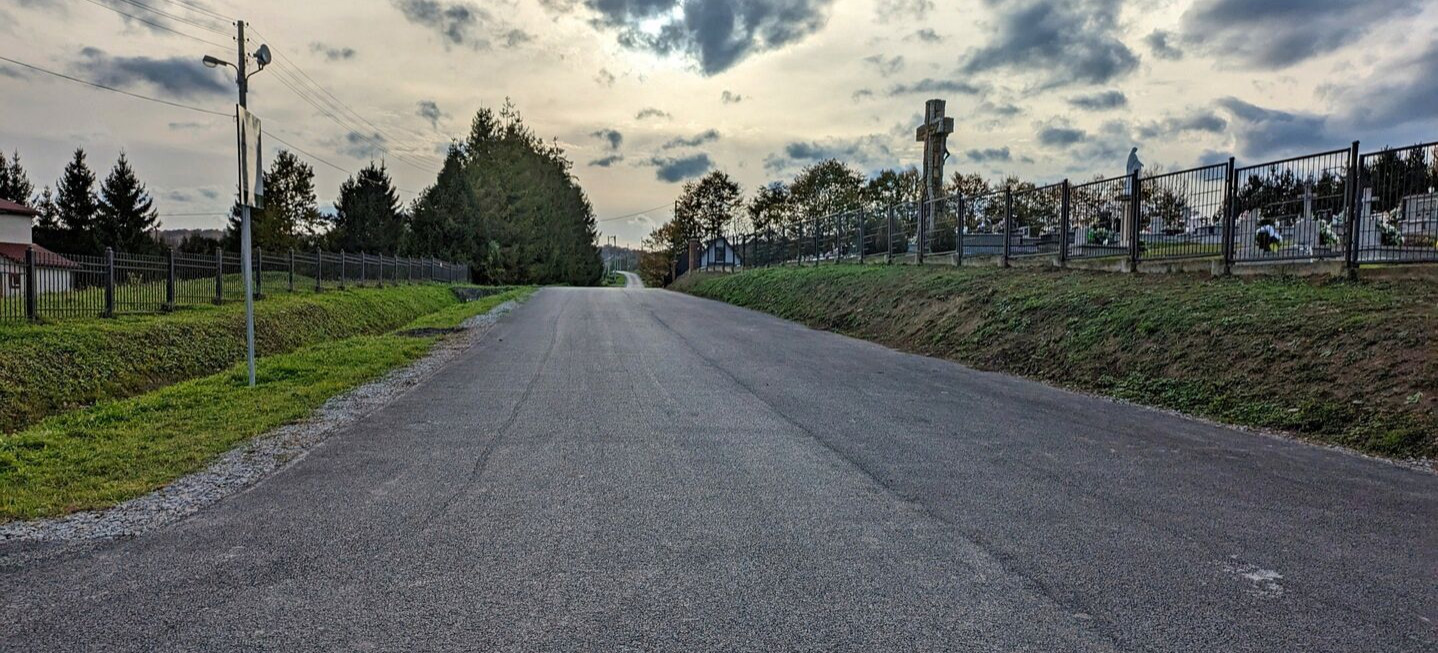 STRACHOCINA: Wyremontowano drogę biegnącą obok cmentarza (ZDJĘCIA)