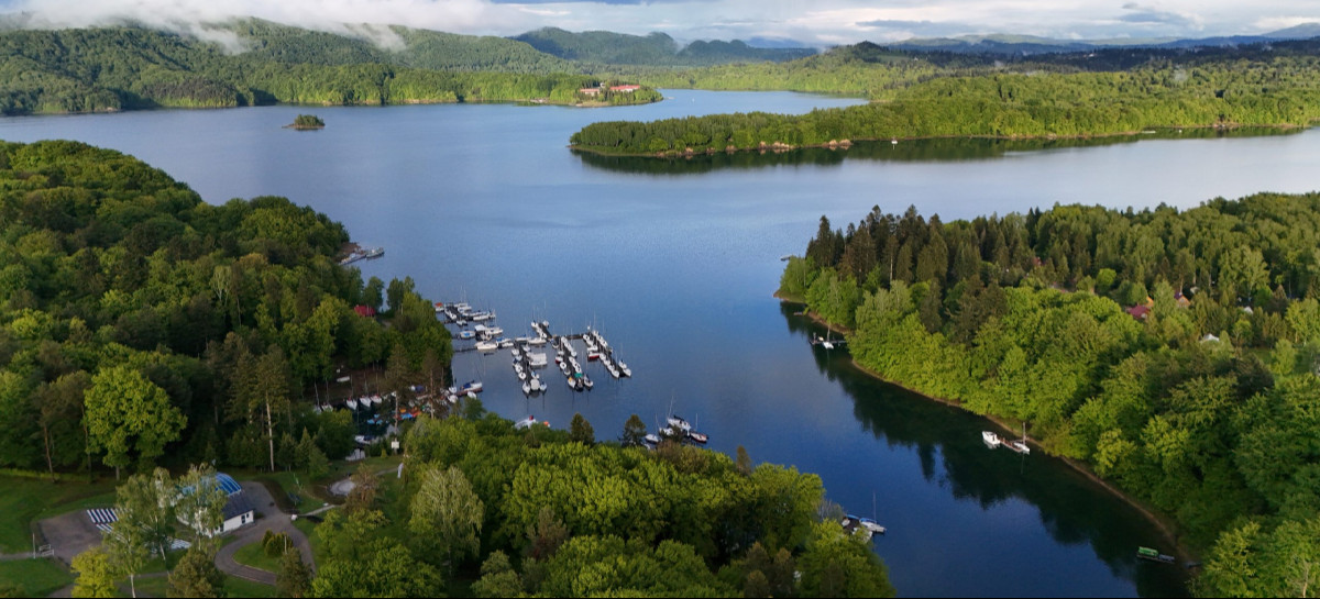 Samochód osobowy zsunął się do Jeziora Solińskiego [ZDJĘCIA]