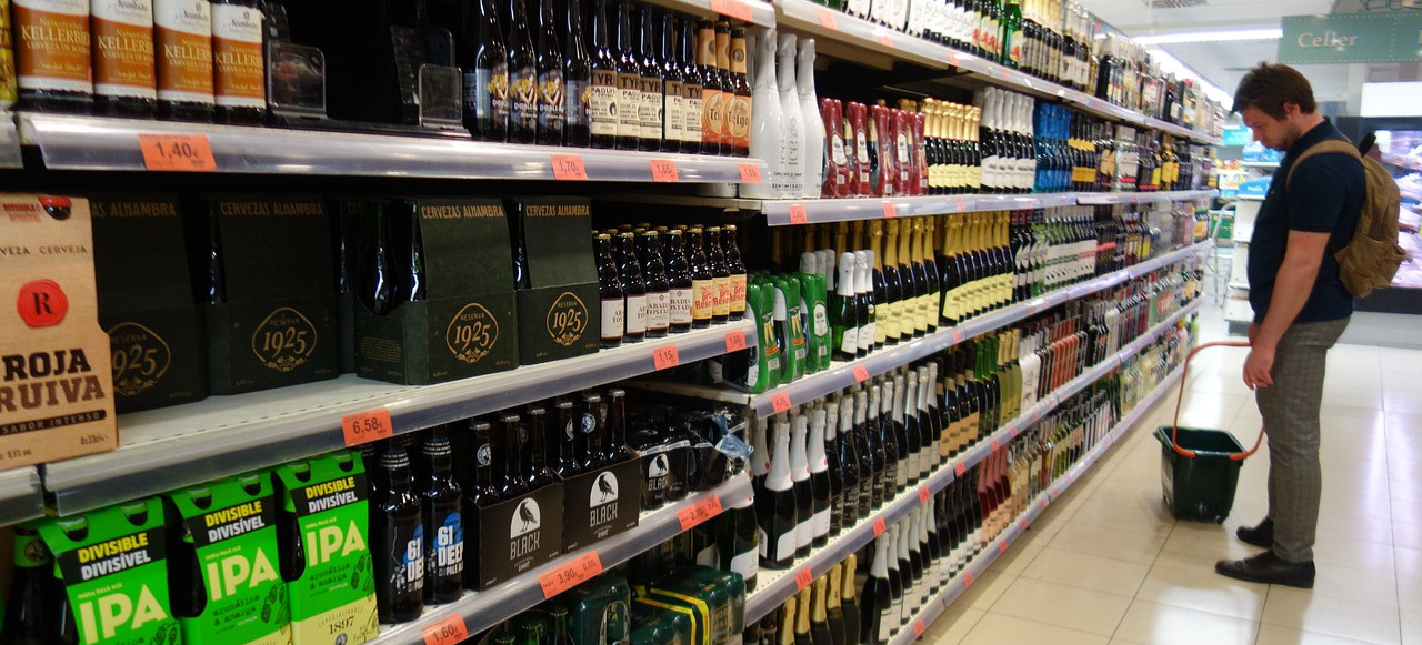 Ukradł 6 butelek alkoholu. Odepchnął kasjerkę i uciekł z łupem. W mieszkaniu miał narkotyki.