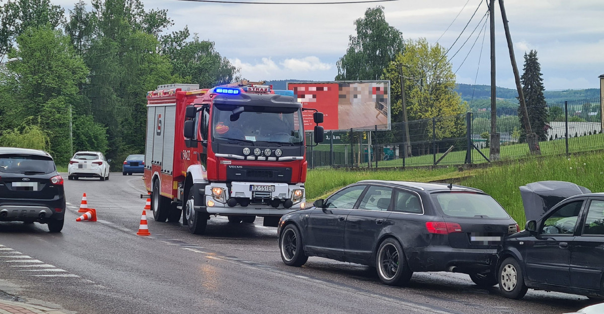 Zderzenie trzech samochodów w Zabłotcach. Jedna osoba trafiła do szpitala (ZDJĘCIA)