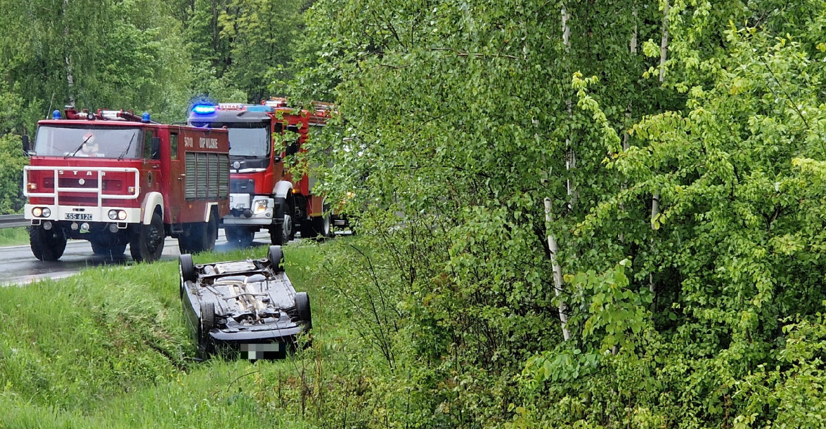 Dachowanie na serpentynach w Wujskiem. Jedna osoba poszkodowana (FOTO)