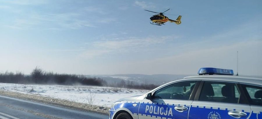 PRUCHNIK: Wypadek auta z niemowlęciem. Śmigłowiec LPR lądował przy rozbitym aucie