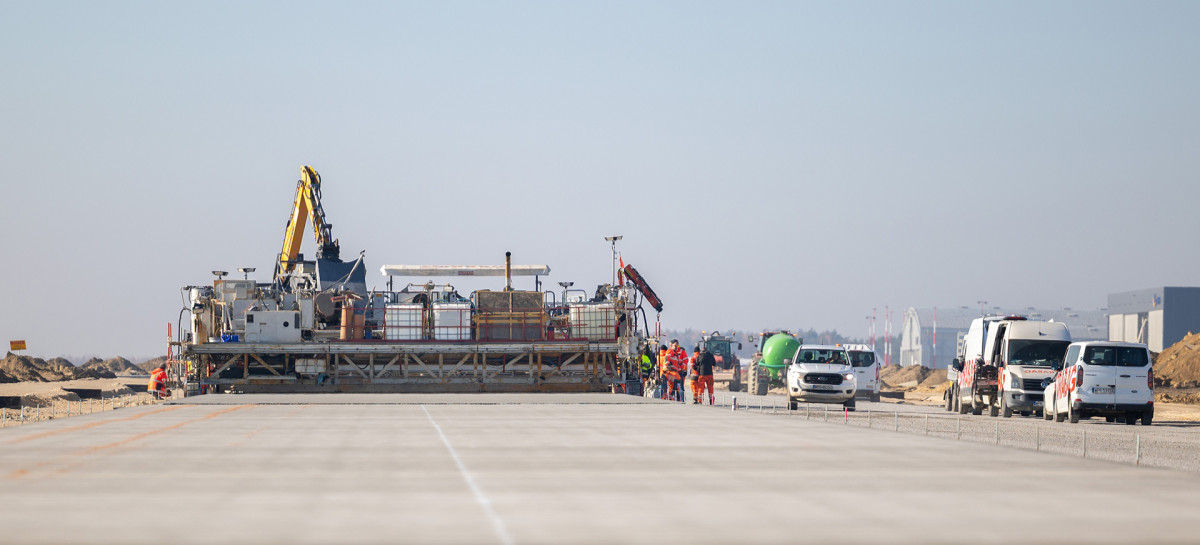 JASIONKA: Realizacja budowy II etapu równoległej drogi kołowania nie zwalnia tempa! [FOTO]