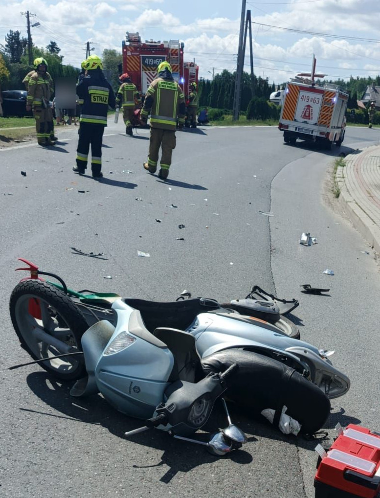 HUMNISKA. Skuter zderzył się z volvo. Jedna osoba trafiła do szpitala