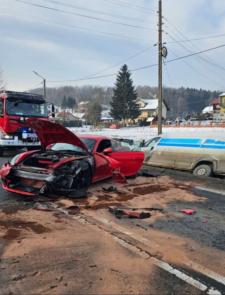 Karambol trzech pojazdów w Wyżnem. Bus wepchnął porsche pod nadjeżdżającego tira