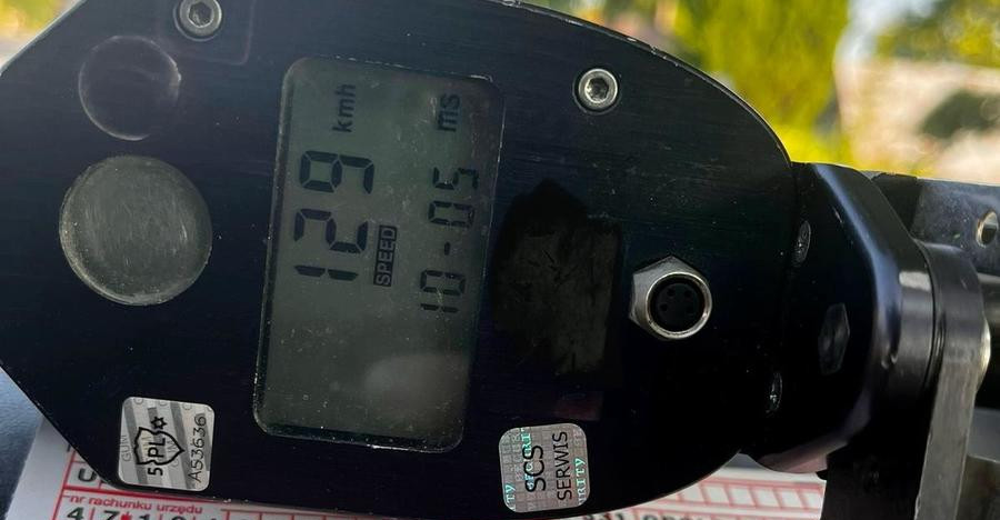 5 tys. zł mandatu i utrata prawa jazdy – to konsekwencje brawury za kierownicą