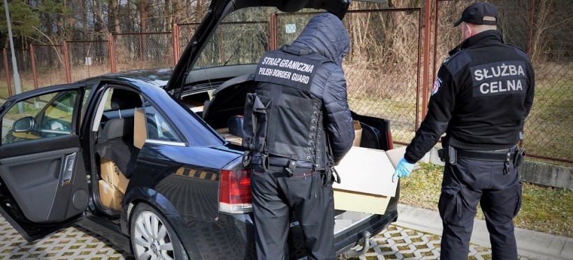 ŁAŃCUT. Kontrabanda w samochodzie. Zatrzymano dwóch mężczyzn