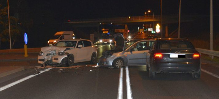 Zderzenie z udziałem trzech samochodów. Kierowcy trafili do szpitala (ZDJĘCIA)