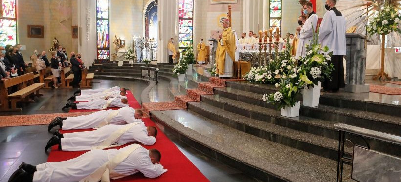 Sześciu nowych księży w diecezji rzeszowskiej (ZDJĘCIA)