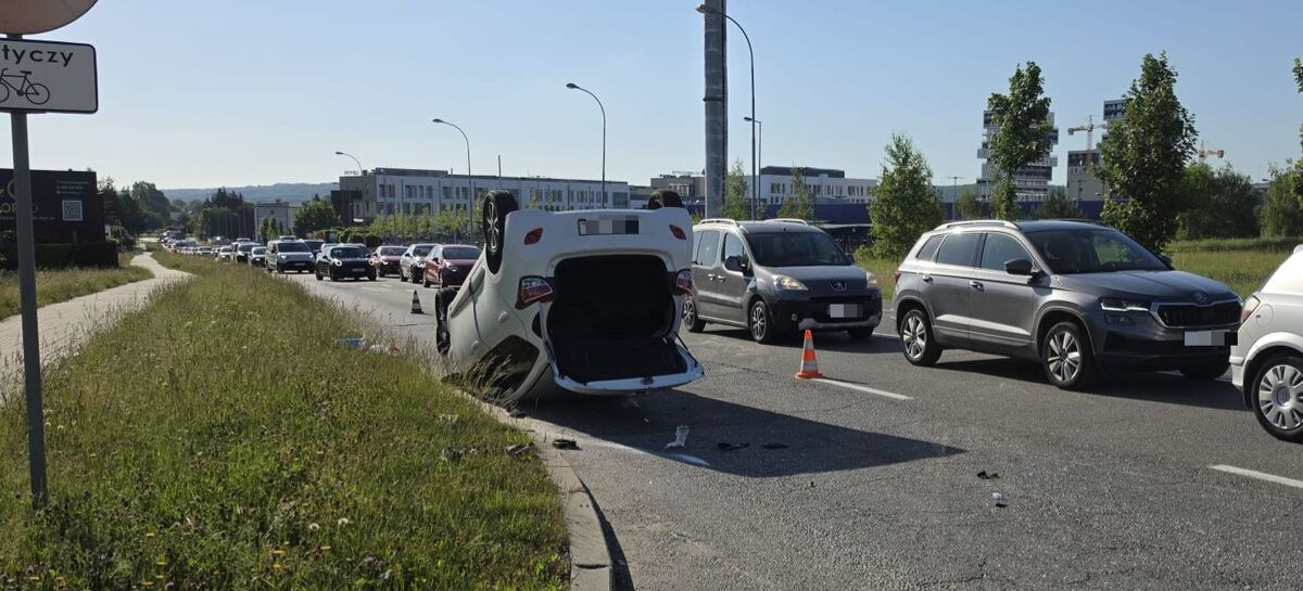 Poranny wypadek w Rzeszowie. Hyundai dachował na ulicy [ZDJĘCIA]