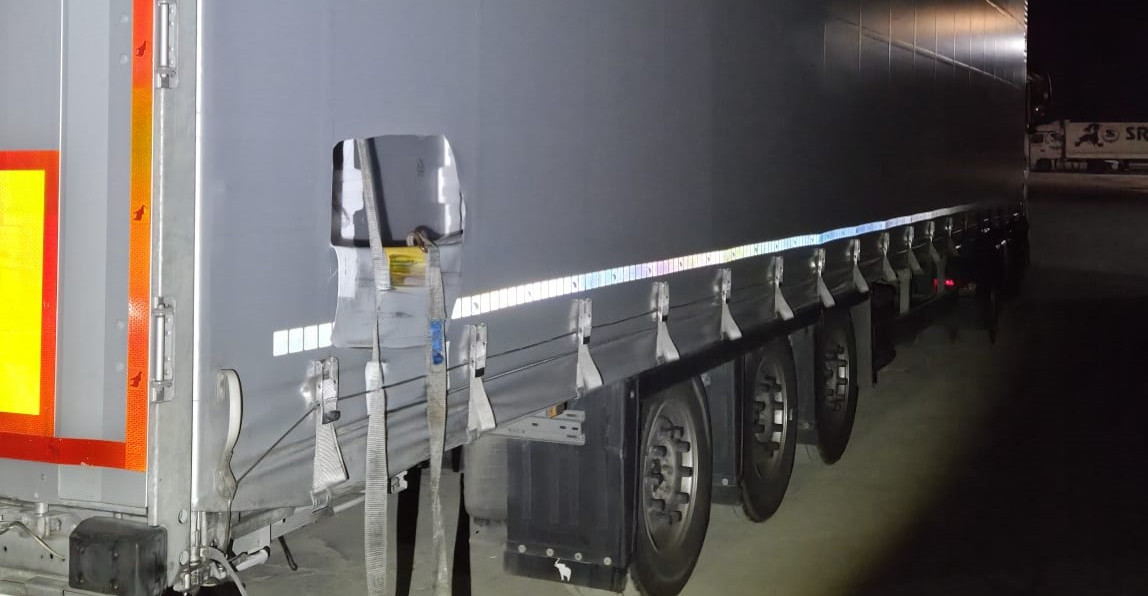Podróżowali w naczepie ze sprzętem AGD. Obywatele Afganistanu zatrzymani przez policję (ZDJĘCIA)