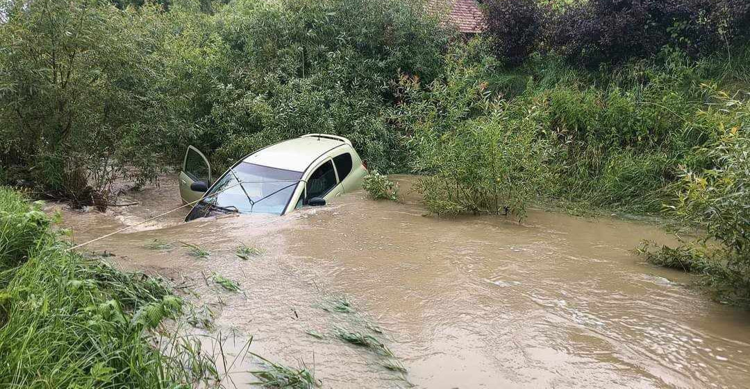 PODKARPACIE. Dramat w okolicy Ustrzyk Dolnych. Woda porwała samochód. Kierowca nie żyje! (ZDJĘCIA)