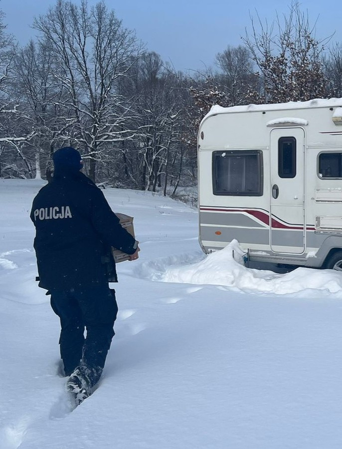 Dzielnicowi nie zostawiają nikogo bez pomocy. Policyjne wsparcie podczas mrozów