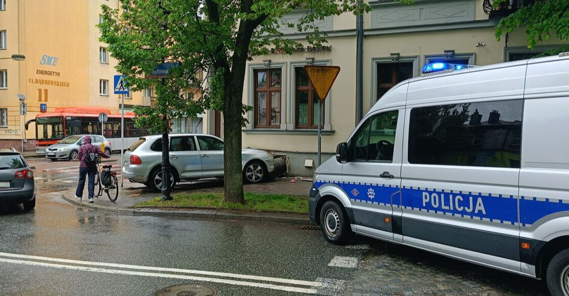 Kompletnie pijany kierowca Porsche z sądowym zakazem uderzył w ścianę kamienicy. Miał 3 promile