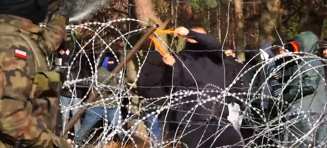 Tłumy migrantów na polsko-bialoruskiej granicy. Dojdzie do przedarcia siłowego kordonu? (VIDEO)