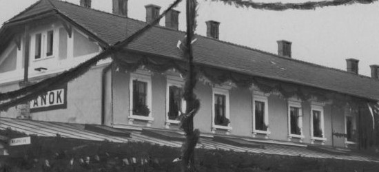 SANOK. STARE FOTOGRAFIE: Udekorowany dworzec, powódź, wojsko (ZDJĘCIA)
