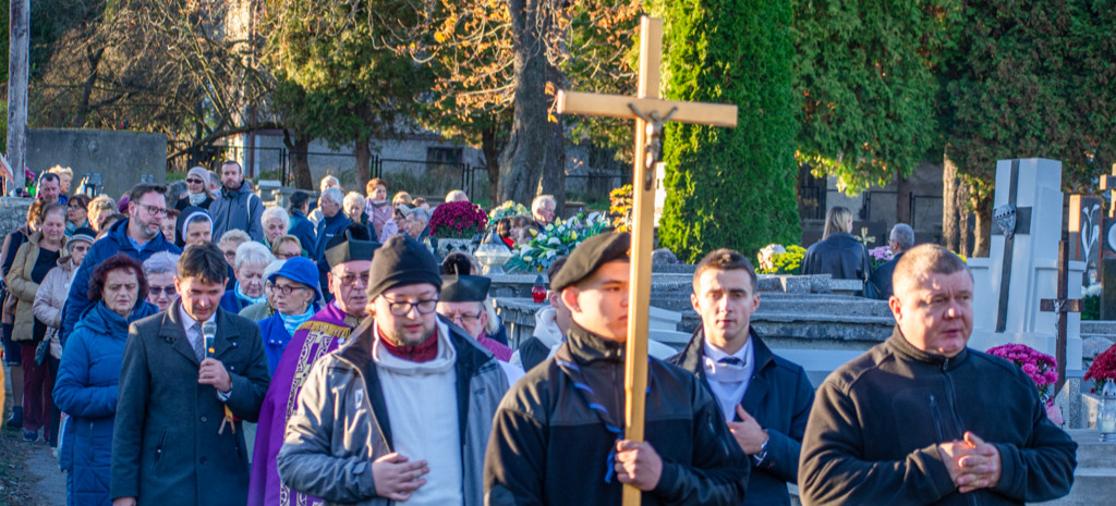 Uroczystość Wszystkich Świętych w Sanoku. Msza i procesja na Cmentarzu Centralnym (VIDEO, ZDJĘCIA)