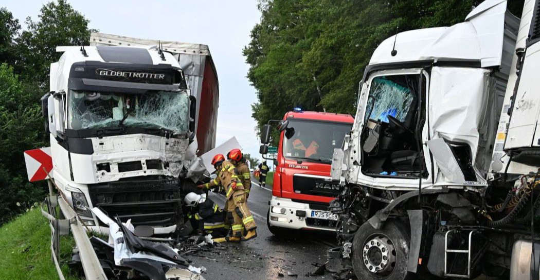 PODKARPACIE. Zderzenie trzech ciężarówek. Kierowca zakleszczony w kabinie [ZDJĘCIA]