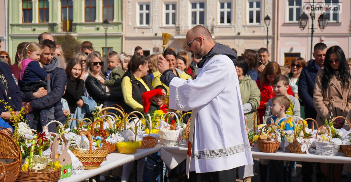SANOK: Tradycyjne święcenie koszyków Wielkanocnych na rynku [VIDEO, ZDJĘCIA]