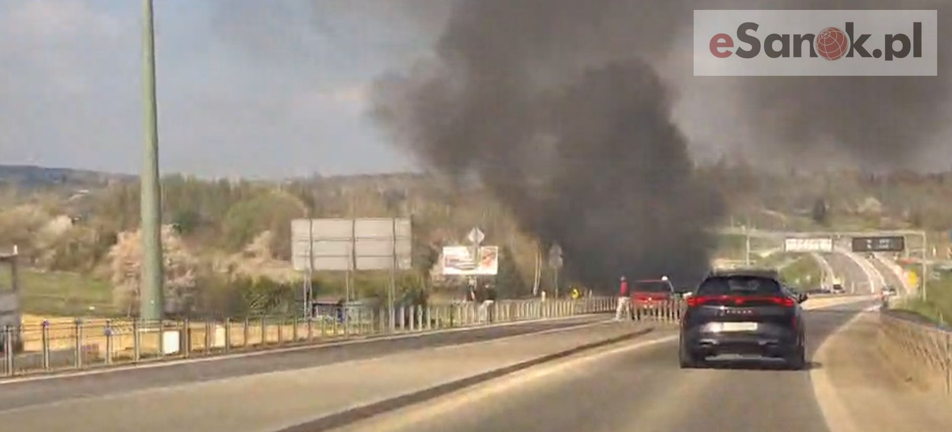 Pożar na obwodnicy Sanoka. Spłonął samochód osobowy [VIDEO]
