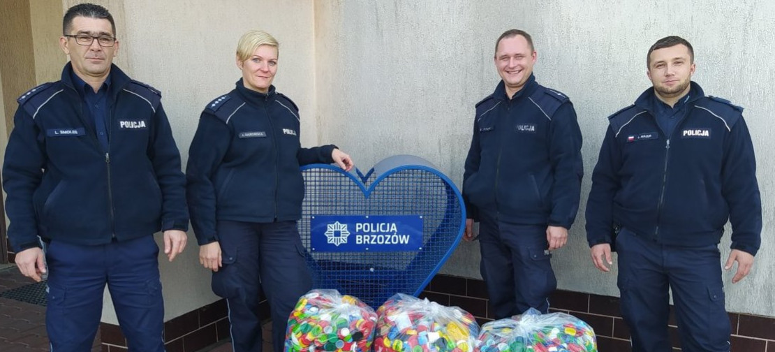 Niebieskie serce napełnione. Policjanci służą pomocą (FOTO)