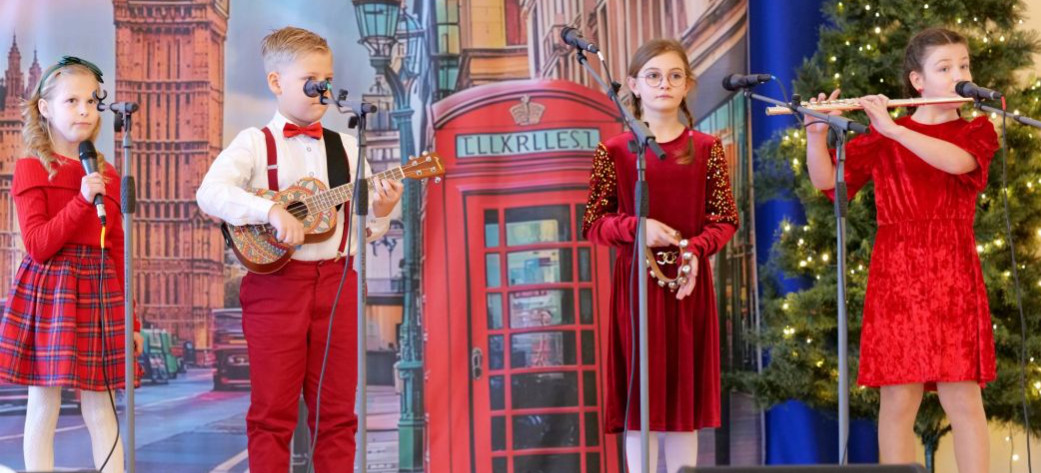 KOSTAROWCE: XI Powiatowy Konkurs Angielskich Kolęd i Piosenek Świątecznych