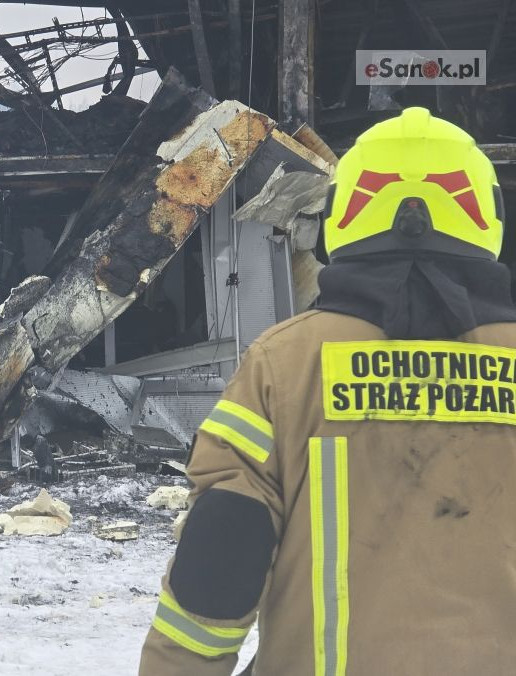 ZAGÓRZ: Pożar hali produkcyjnej. Dach zawalił się w trakcie akcji [VIDEO, ZDJĘCIA]