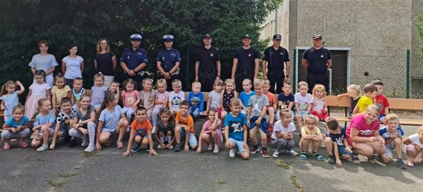 Wakacyjne spotkania policjantów z dziećmi