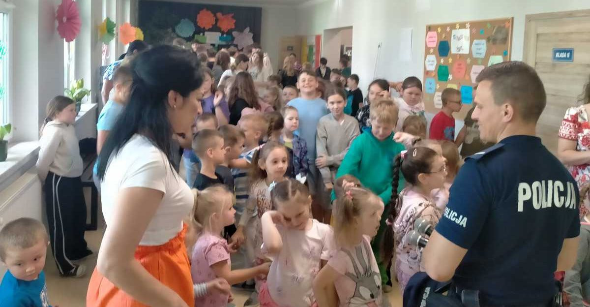 „Bezpieczne Wakacje”- Dzielnicowi uczą dzieci zasad bezpieczeństwa