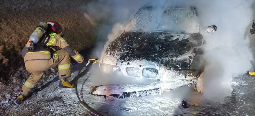 BMW zapaliło się podczas jazdy. Samochód spłonął (ZDJĘCIA)
