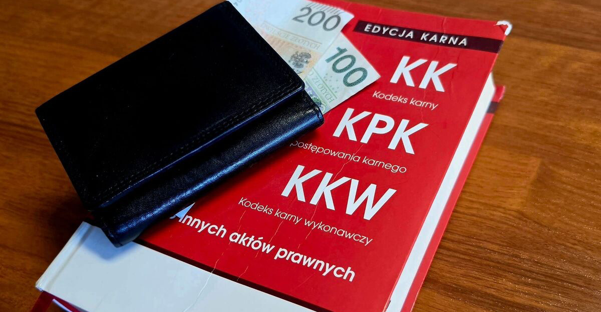 Znalazł portfel, wyrzucił dokumenty i ruszył do sklepów
