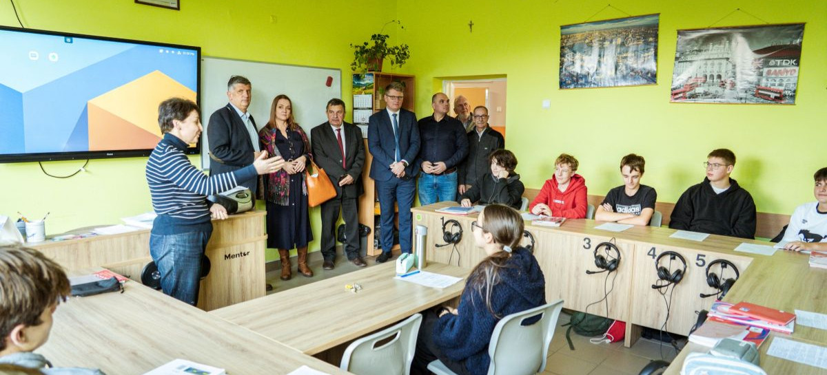 Komisja Oświaty, Sportu i Rynku Pracy rozpoczęła wizyty w szkołach Powiatu Sanockiego [ZDJĘCIA]