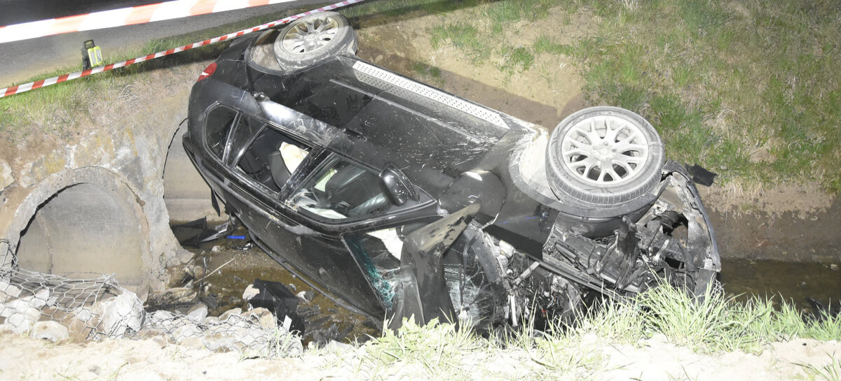 Dachowanie BMW. Pijany kierowca trafił do aresztu [ZDJĘCIA]