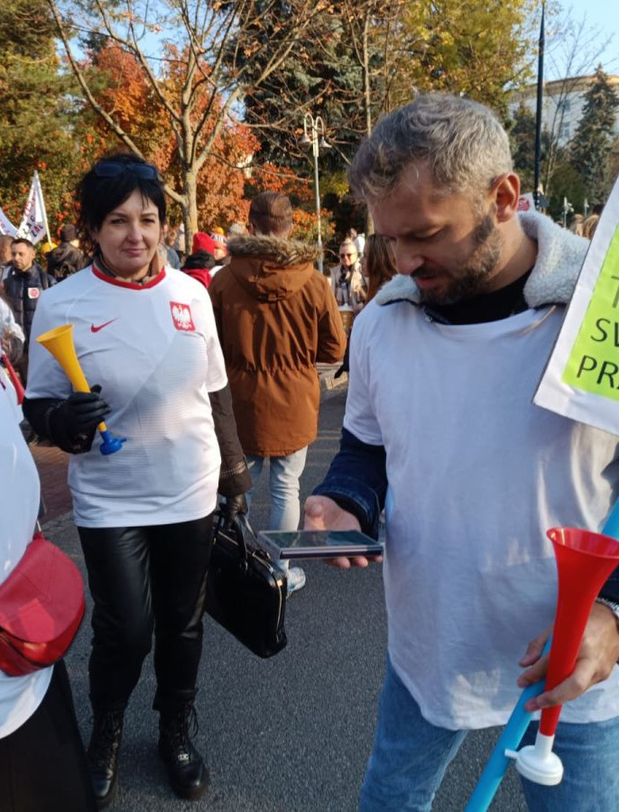 Sejm.TV : Protest fizjoterapeutów. „Stop paraliżowi rehabilitacji domowej” (VIDEO)