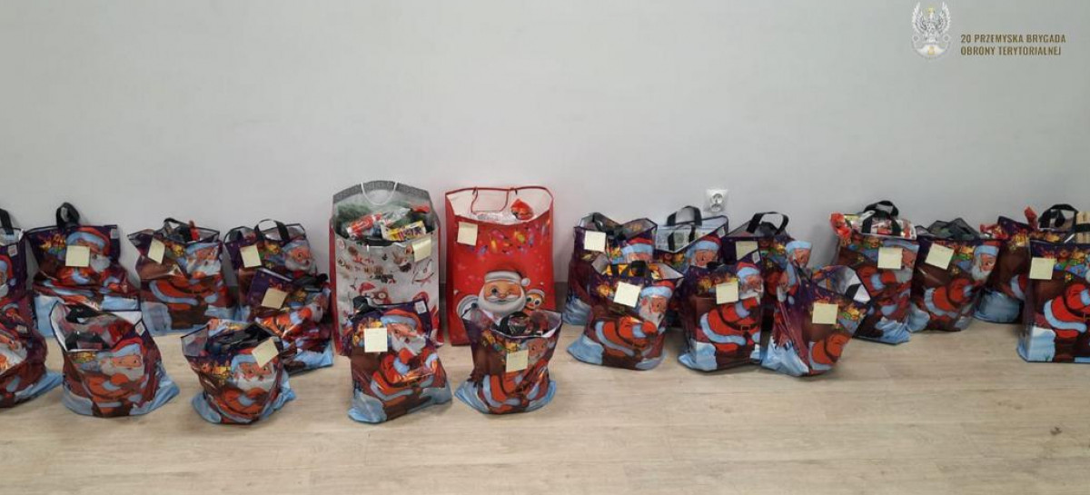 Żołnierze z Sanoka w roli św. Mikołaja. Mundurowi wsparli potrzebujące dzieci