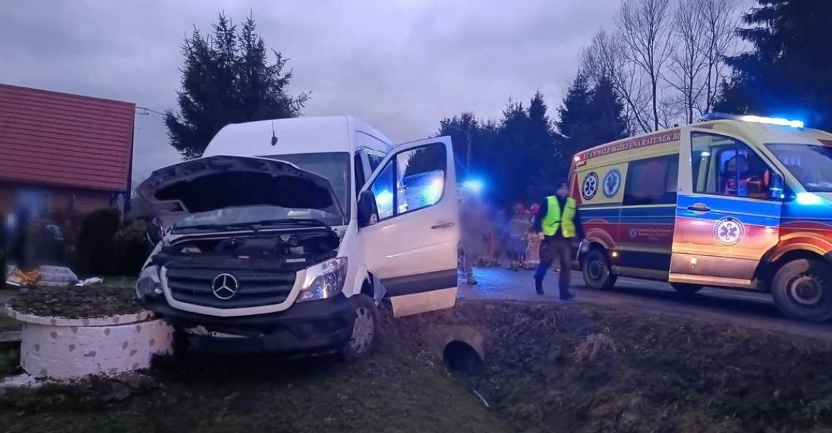 BIESZCZADY: Bus uderzył w przepust i studnię. Pojazdem jechało 9 osób