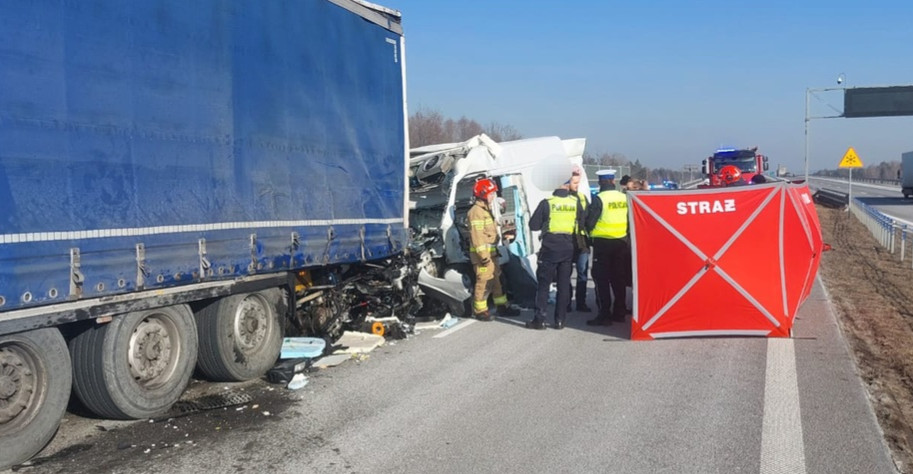 Tragedia na drodze. Nie żyje kierowca busa (FOTO)