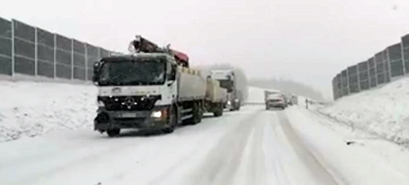 Atak zimy. Na obwodnicy ciężarówki blokują ruch (VIDEO)