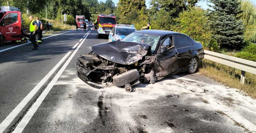 8 osób rannych w czołowym zderzeniu BMW i volkswagena (ZDJĘCIA)