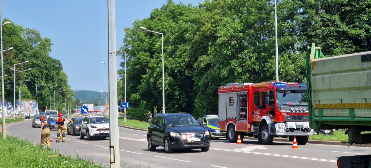 Kolizja na ul. Królowej Bony. Zderzenie osobówki z ciężarówką (ZDJĘCIA)