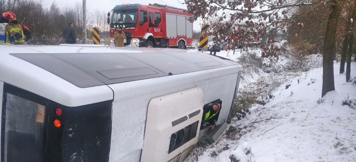 PODKARPACIE: Bus zsunął się z drogi! 22 osoby w pojeździe! (FOTO)