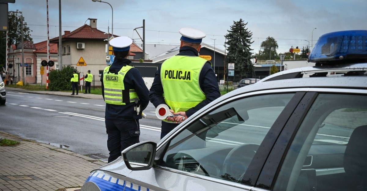 Policyjna akcja na torach. „Bezpieczeństwo na strzeżonych przejazdach kolejowych” [ZDJĘCIA]