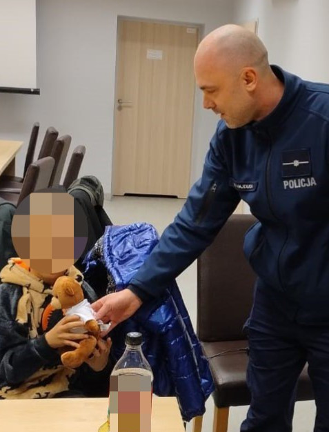 SYLWESTER. Kompletnie pijana matka leżała na trawniku! Zmarzniętym i zapłakanym chłopcem zajęli się policjanci (ZDJĘCIA)