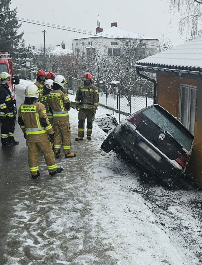 Blisko tragedii w Jabłonicy Polskiej! Wjechał samochodem w budynek [ZDJĘCIA]