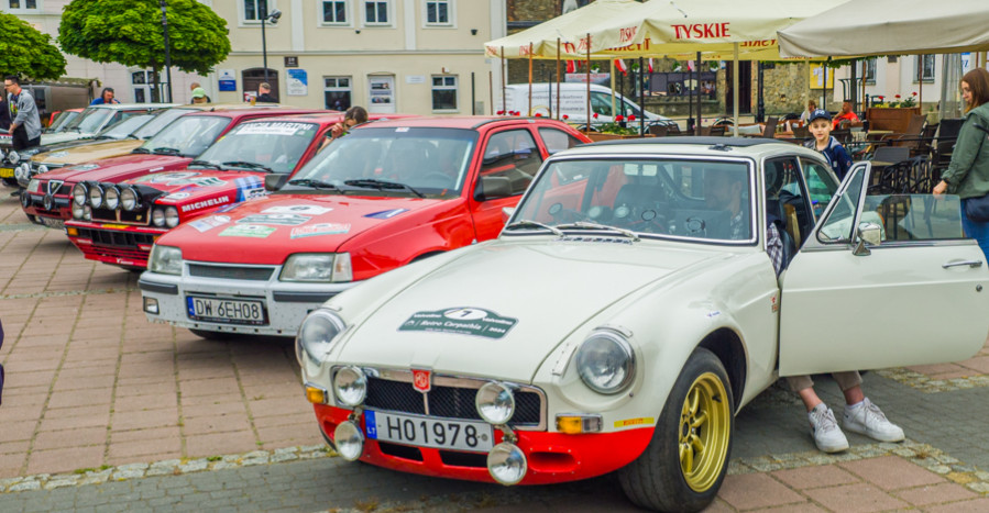 Retro Carpathia. Historyczne pojazdy wystartowały z sanockiego Rynku (VIDEO, ZDJĘCIA)